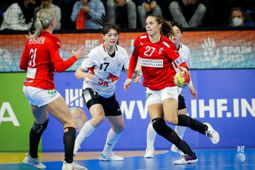 한국 여자핸드볼, 세계선수권에서 덴마크에 12골 차 완패