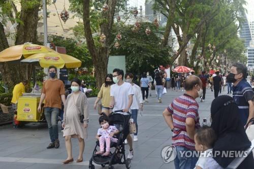 지난달 28일 마스크를 착용하고 시내에 나와 있는 싱가포르 시민들