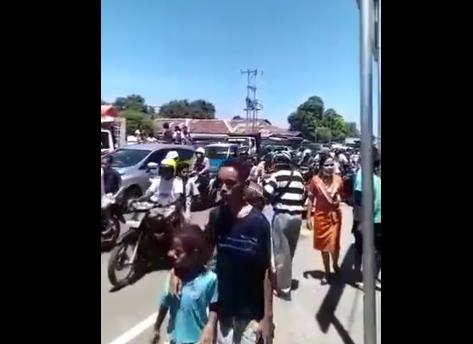 인도네시아 7.3 강진에 쓰나미 경보…고지대 대피 주민들