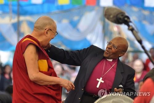 2015년 당시 달라이 라마(좌)와 데즈먼드 투투 대주교