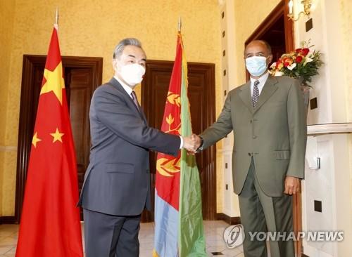 에리트레아 방문해 대통령과 악수하는 왕이 중국 외교부장