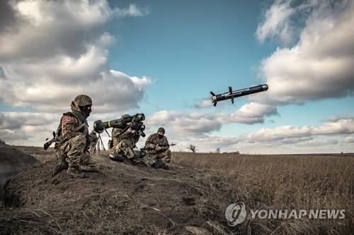 우크라이나 동부 러시아 접경지역에서 훈련하는 우크라이나군