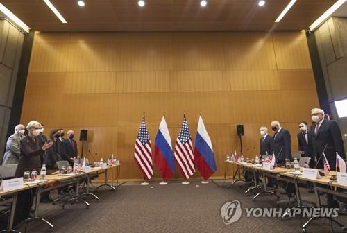 (제네바 AP=연합뉴스) 웬디 셔먼 미 국무부 부장관(왼쪽)과 세르게이 랴브코프 러시아 외무차관(오른쪽)이 이끈 미러 협상 대표단.