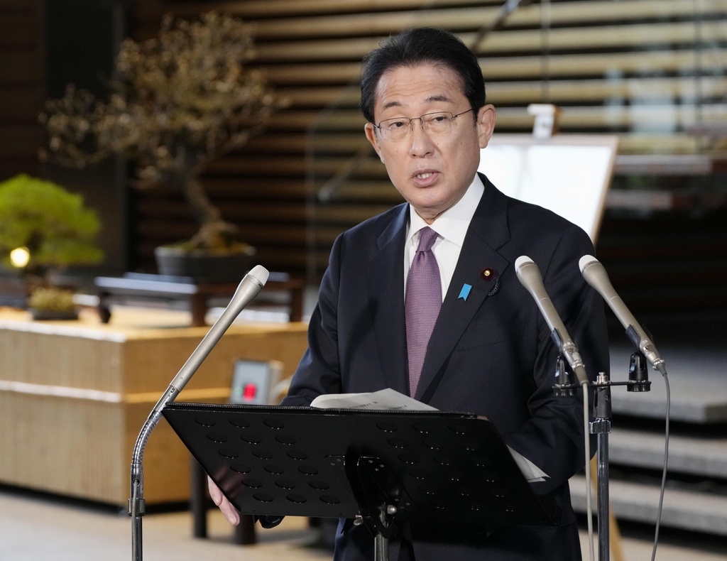 (도쿄 교도=연합뉴스) 기시다 후미오 일본 총리가 11일 오후 관저에서 취재진에게 12세 미만 어린이에 대한 코로나19 백신 접종도 서두르겠다고 밝히고 있다. 