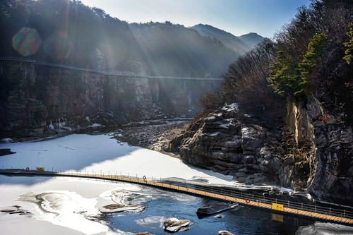 한탄강 순담계곡에서 만나는 '주상절리 잔도'와 '물윗길'. [사진/진성철 기자] 