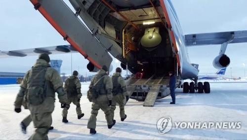 '비상사태 선포' 카자흐에 투입되는 러시아 공수부대원들
