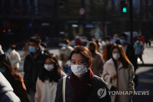 마스크 쓰고 걷는 상하이 시민들