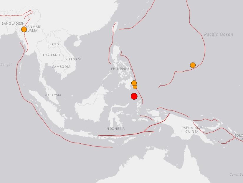  규모 6.0의 지진이 발생한 인니 술라웨시섬 북부 해역 위치(빨간색 점) 