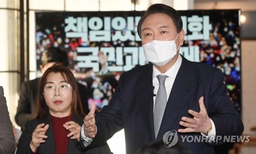 신년 기자회견 마치고 취재진 질문 받는 윤석열 대선후보