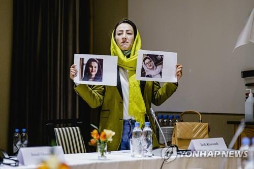 실종된 여성운동가의 사진을 들고 있는 아프간 시민사회 대표 