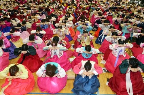서울 은평구 동명여고에서 졸업생들이 졸업식 및 성년례(成年禮) 의식으로 한복을 곱게 차려입고 큰절을 올리고 있다. 2013년 [연합뉴스 자료사진]