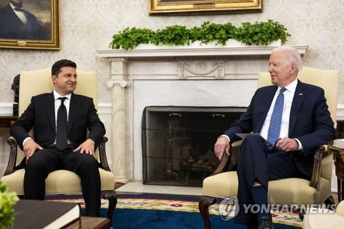 작년 9월 1일 백악관서 우크라이나 대통령(왼쪽)과 회담하는 바이든 미국 대통령 