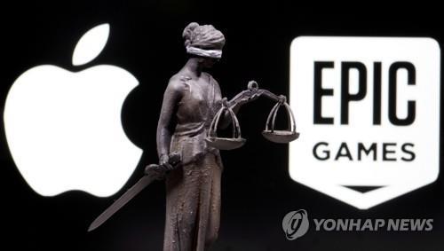 애플(왼쪽)과 에픽게임스의 로고 사이에 눈을 가린 정의의 여신 동상이 세워져 있다. [로이터=연합뉴스 자료사진. 재판매 및 DB 금지]