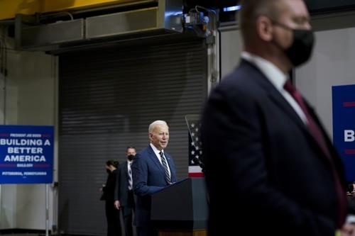 조 바이든 미국 대통령 주변에 서 있는 백악관 비밀경호국 요원들