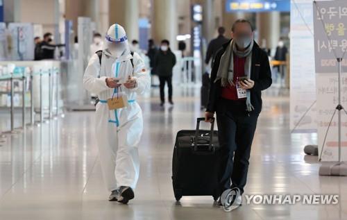 지난달 23일 인천국제공항 입국장에서 방역복장을 한 해외 입국자가 이동하는 모습