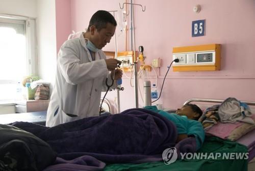 주말을 맞아 환자를 돌보는 로타이 체링 부탄 총리.
