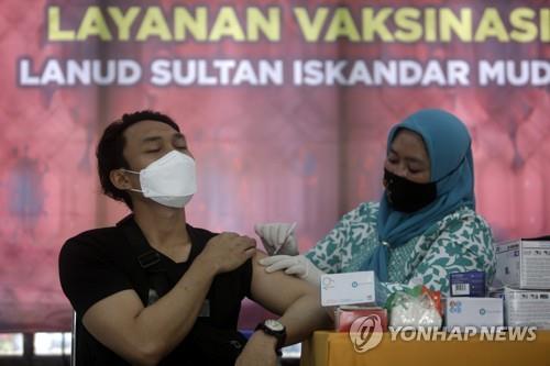 코로나19 백신 접종하는 인도네시아 의료진