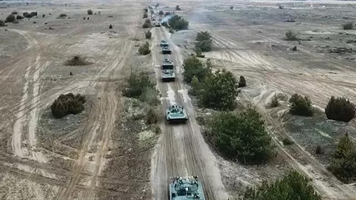 훈련장 이동하는 러시아 전차들