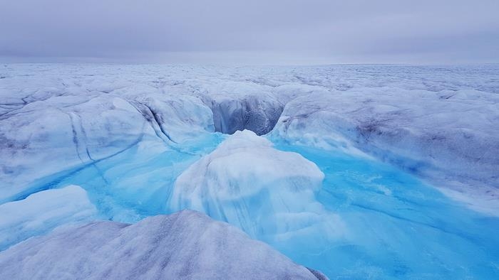 스토어 빙하의 바닥으로 연결된 구멍으로 얼음 녹은 물이 흘러드는 장면 