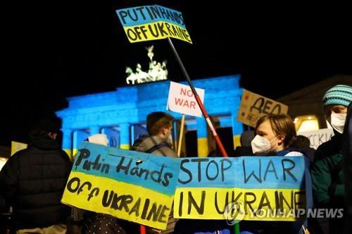 24일(현지시간) 독일 베를린의 브란덴부르크 문 앞에서 열린 반전 집회 [로이터=연합뉴스]