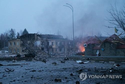 포격 피해 심한 우크라이나 키이우 지역 민가들