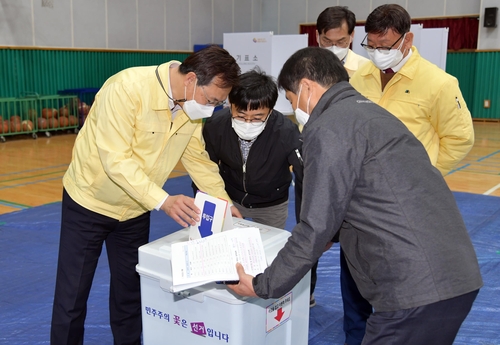 [동정] 하병필 경남지사 권한대행, 대선 투표소 현장 점검