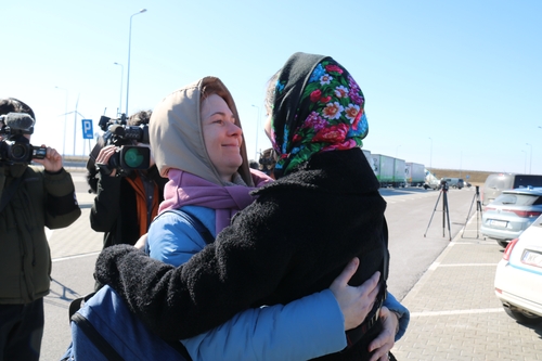 폴란드 국경에서 작별 인사를 나누는 모녀 