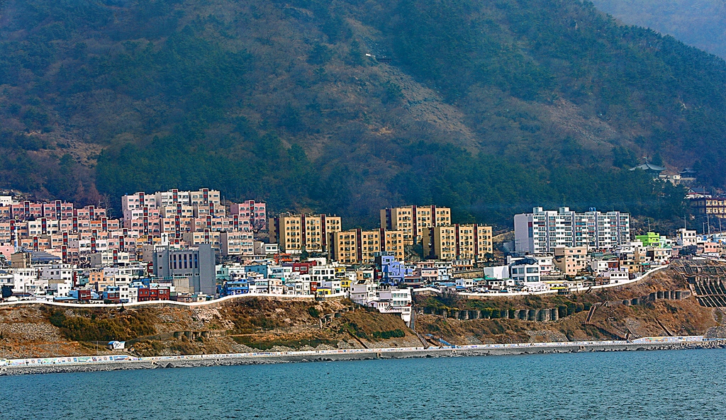 송도에서 바라본 흰여울마을 [사진/진성철 기자]