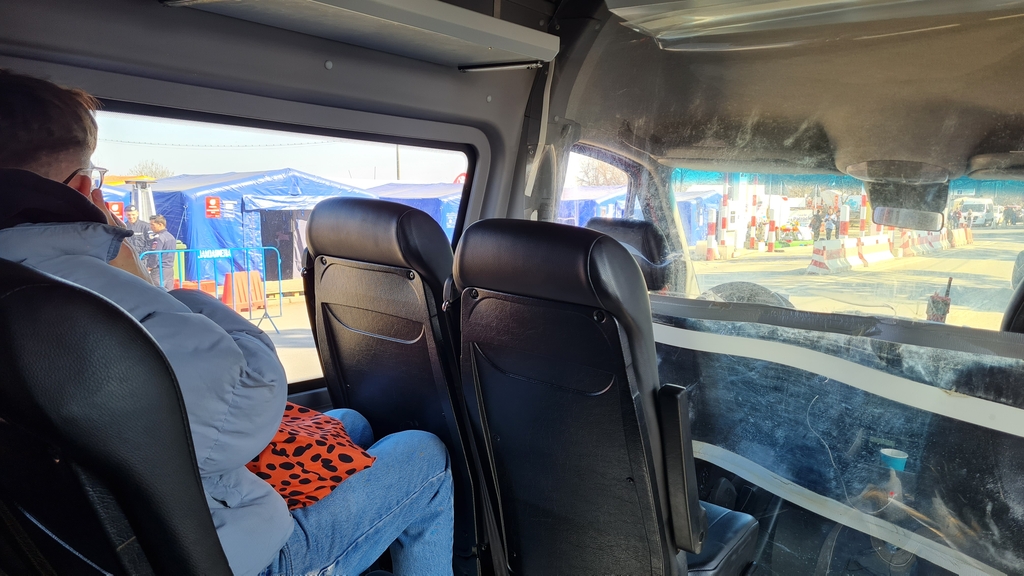 우크라이나 피란민을 위한 난민 버스 내부