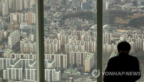 집값 상승지역 공동주택 공시가격 올라…인천 30% 육박 (서울=연합뉴스) 진연수 기자 = 전국의 아파트 등 공동주택의 올해 공시가격이 작년과 비교해 17% 넘게 올랐다. 2년 연속 두 자릿수 상승률이다. 국토교통부는 23일 '2022년도 공동주택 공시가격안'을 공개하면서 24일부터 열람할 수 있도록 하고 소유자의 의견을 청취한다고 밝혔다. 올해 전국 평균 공동주택 공시가격 상승률은 17.22%로 집계됐다. 지난해 공시가격이 19.05% 올랐던 것에 비하면 상승률이 1.83%포인트(p) 낮아진 것이지만, 2년 연속 두 자릿수 상승률을 기록하며 크게 올랐다. 사진은 이날 서울 송파구 롯데월드타워 전망대 서울스카이에서 바라본 서울 시내 아파트. 2022.3.23 jin90@yna.co.kr(끝)