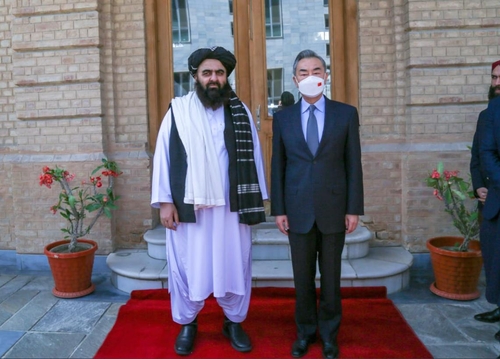 24일 카불서 만난 왕이 중국 외교부장(오른쪽)과 무타키 외교 장관 대행.