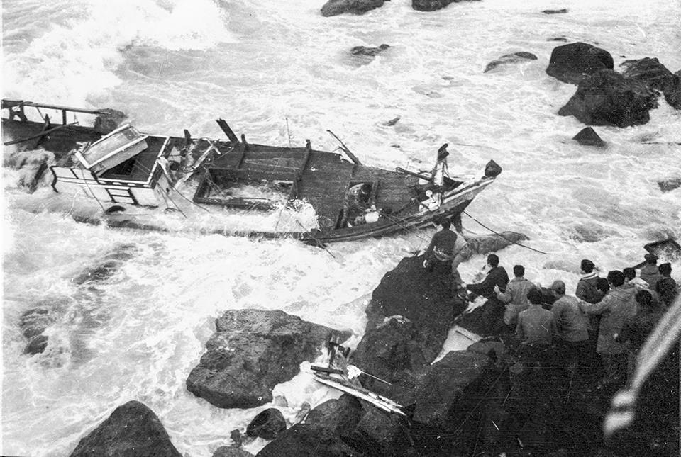 1976년 울릉 앞바다서 침몰된 만덕호 기록사진