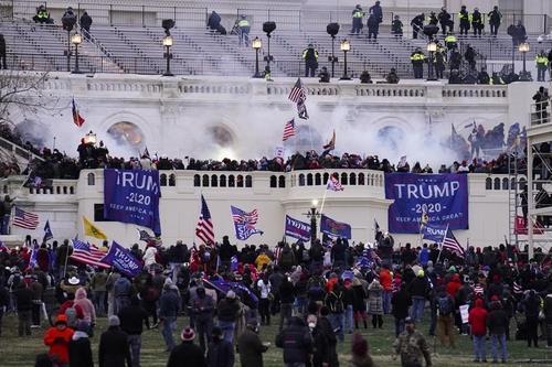 작년 1월 6일 트럼프 지지자들의 미 의회 폭동 장면