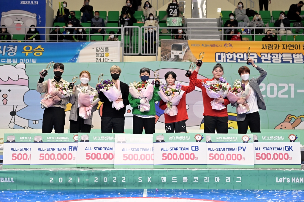 시즌 베스트 7에 선정된 선수들 기념사진. 