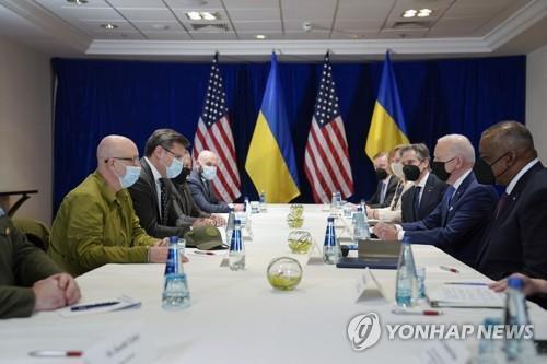우크라이나 장관들과 대화 중인 조 바이든 미국 대통령