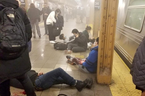 지옥이 된 뉴욕 출근길 지하철…연막탄 터뜨린 뒤 무차별 총격(종합2보)