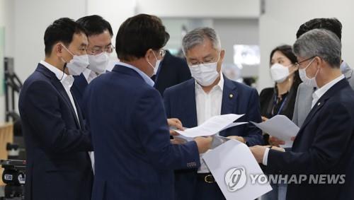 '검수완박' 국면서 목소리 커지는 민주 강경파…"무리수" 우려도
