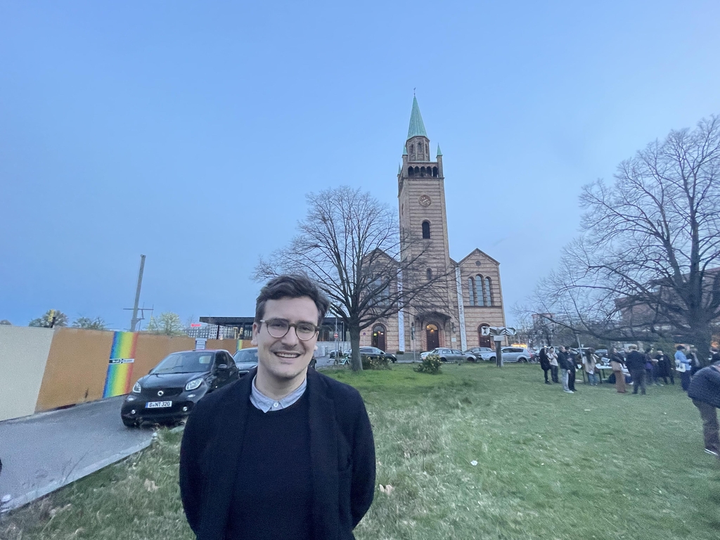 독일 베를린 남북한 야생화 정원 앞 마테우스 교회의 랑바인 목사