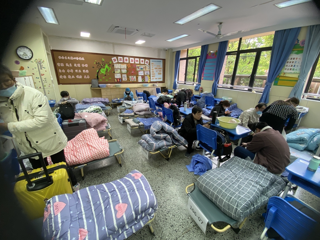 코로나19 격리시설로 변한 상하이 초등학교 교실