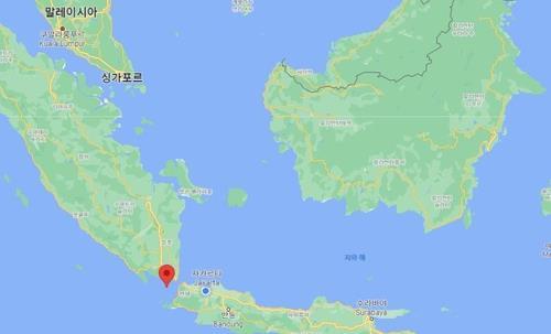 수마트라섬과 자바섬 사이 아낙 크라카타우 화산(빨간점)