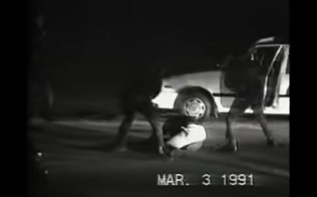 백인 경찰관들이 로드니 킹을 구타하는 장면