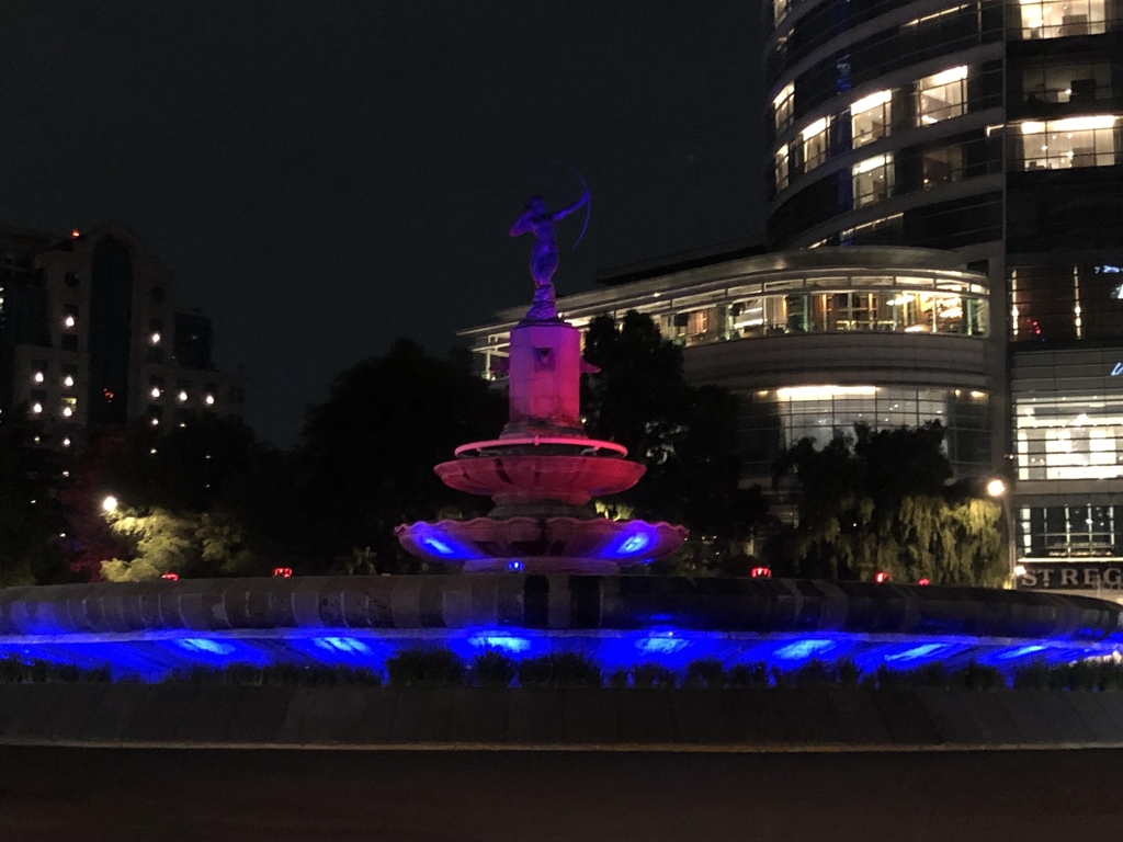 빨강·파랑 조명 켜진 멕시코시티 디아나상