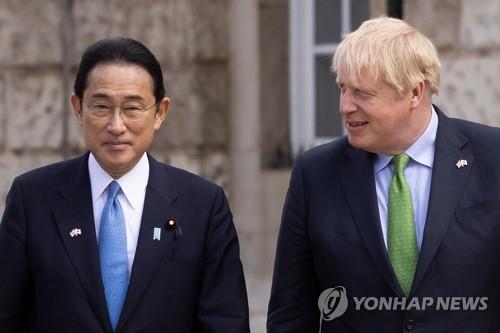 영국 존슨 총리 만난 기시다 일본 총리 [AFP=연합뉴스 자료사진]