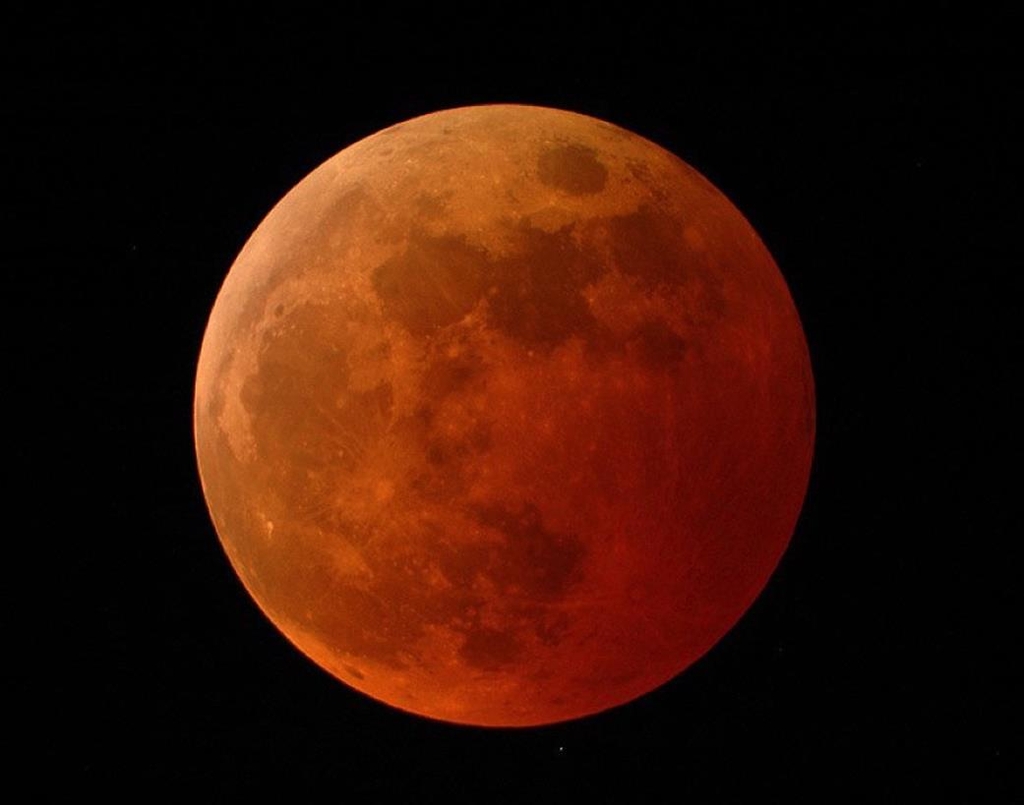지구 그림자에 들어서 붉게 변한 달