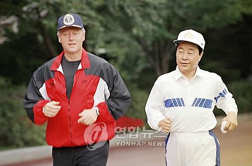 (故) 김영삼 전 대통령과 빌 클린턴 전 미국 대통령이 청와대에서 조깅을 함께하는 모습. 1993.7.11 [연합뉴스 자료사진] 