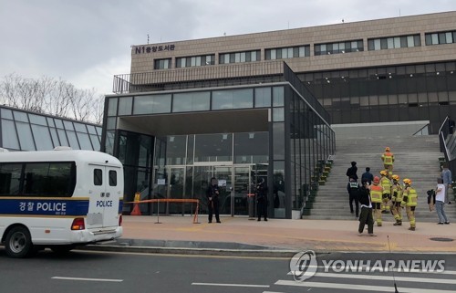 지난해 충남대 도서관에서 폭발물을 수색하는 경찰 