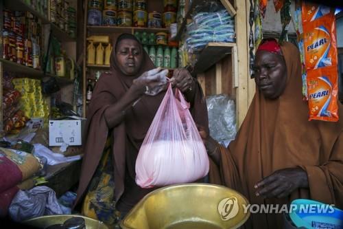 지난 26일 밀가루를 사는 소말리아 여성 하밀로 허시(우·42)