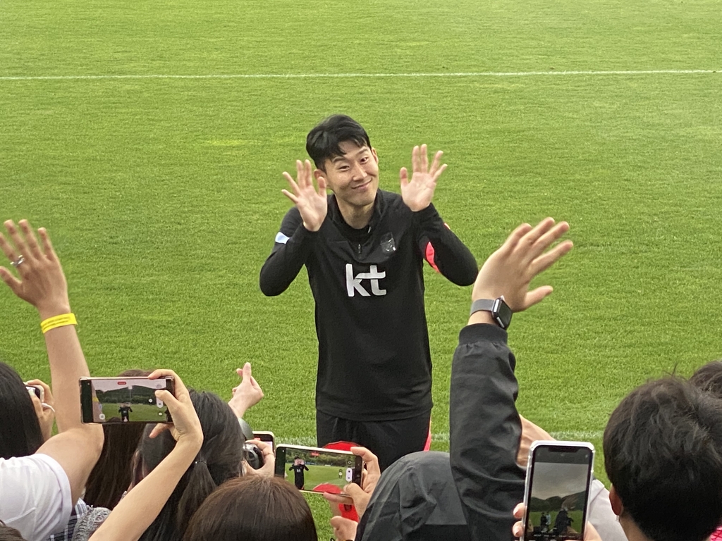 팬들에게 인사하는 손흥민