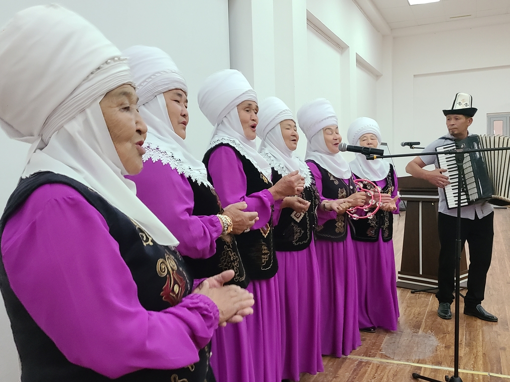 (이식쿨[키르기스스탄]=연합뉴스) 홍규빈 기자 = 8일(현지시간) 총사르오이 마을 주민들이 키르기스스탄 전통 노래를 선보이고 있다. 2022.6.8