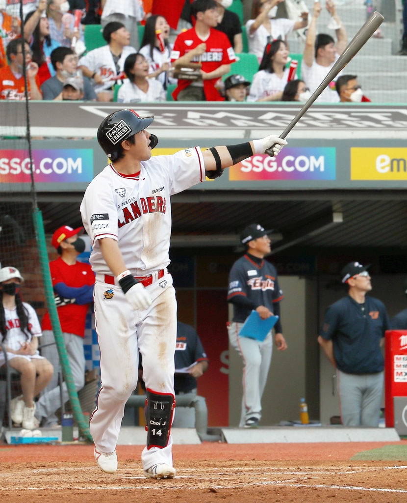 Choi Jeong, do SSG, assiste a um home run